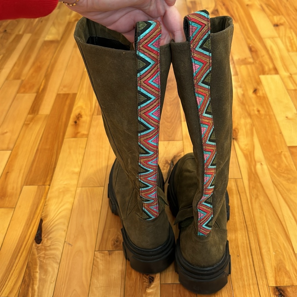 NEW Farm Rio tall suede green boots